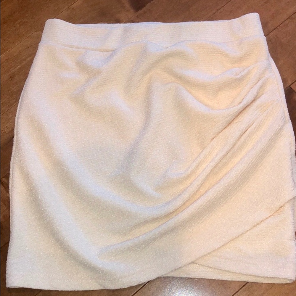 💕never worn trendy cream skirt. Offers welcomed💕